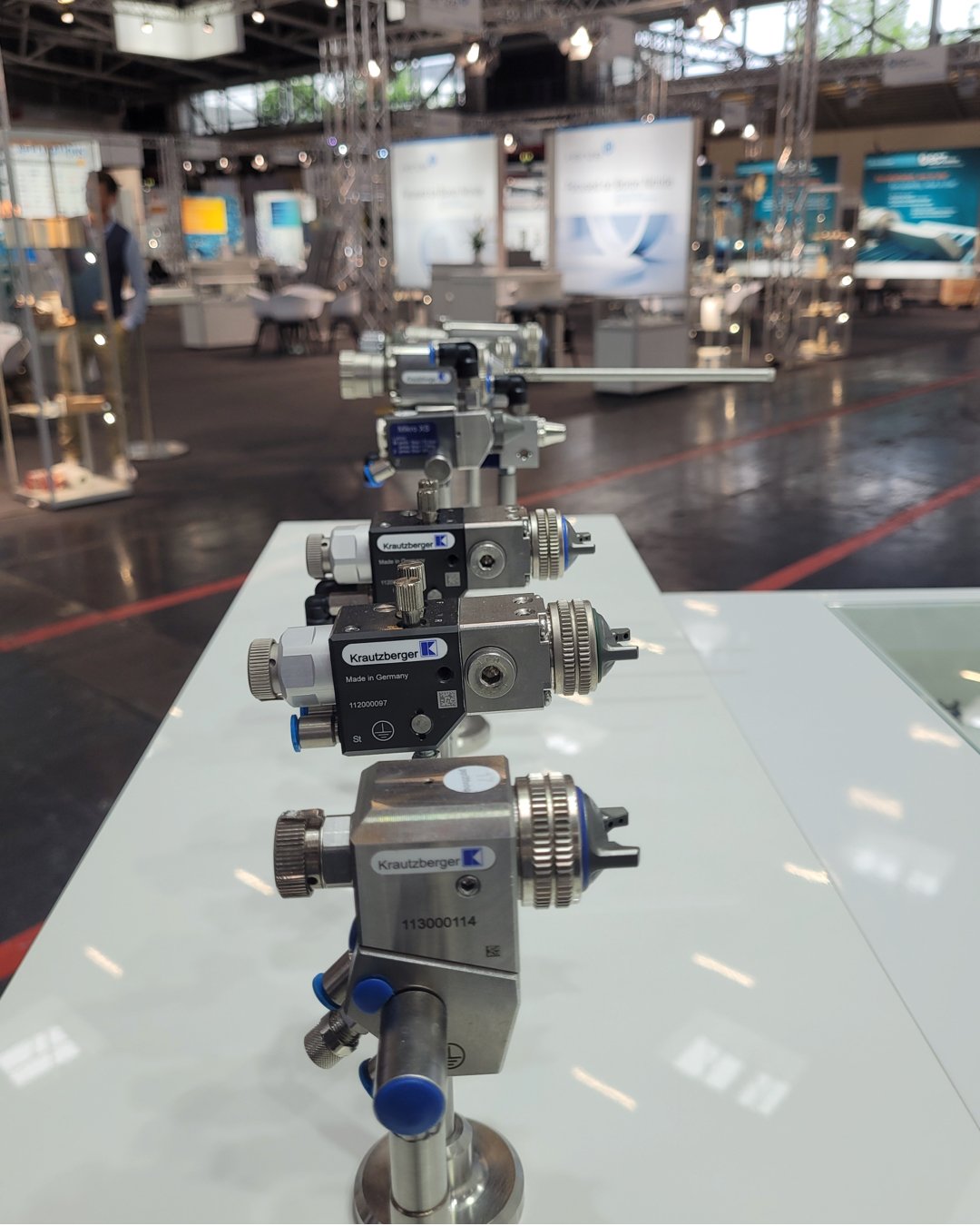 Stojak wystawowy z różnymi rodzajami automatycznych pistoletów natryskowych Krautzberger